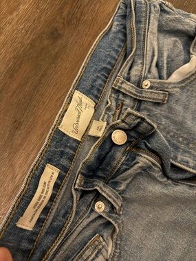 Universal Thread Men's Light Wash Slim Straight Jeans